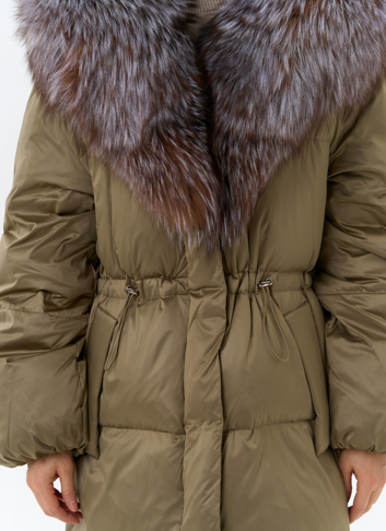 Женский пуховик с капюшоном из меха блюфрост