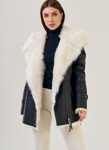 Укороченная женская дубленка с капюшоном