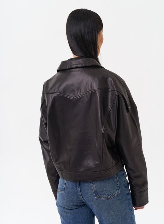 Черная кожаная куртка