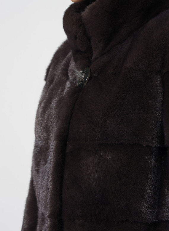 Норковая шуба с воротником стойкой коричневого цвета