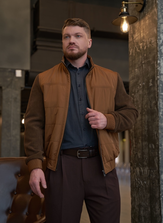 Мужская куртка бомбер коричневого цвета