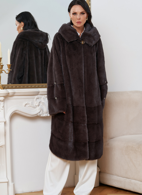 Женская шуба из меха норки с капюшоном 