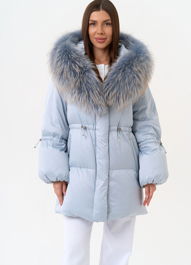 Женский пуховик голубого цвета с капюшоном из меха лисы модель № 31701 меха малина