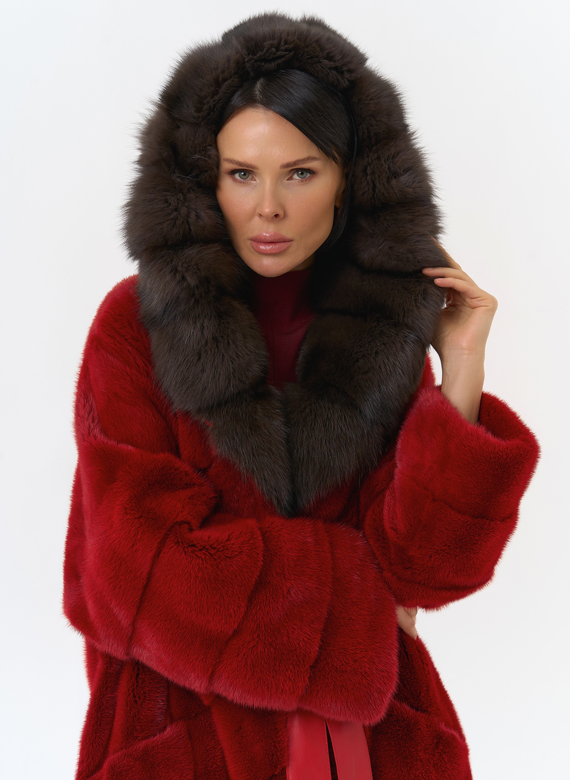 Красная норковая шуба с капюшоном из меха куницы
