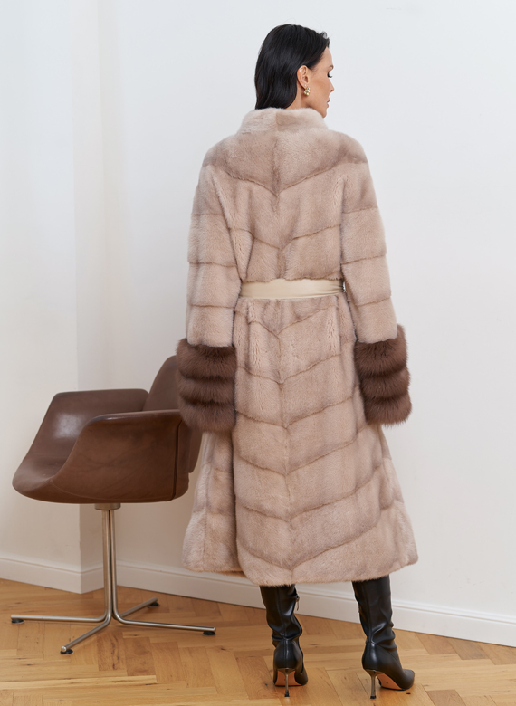 Женская шуба из меха норки с отделкой из меха куницы